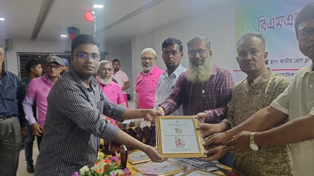 দুর্নীতির বিরুদ্ধে নির্ভীক কলম, ‘রতন সরকার পদক’ পেলেন তারিক লিটু